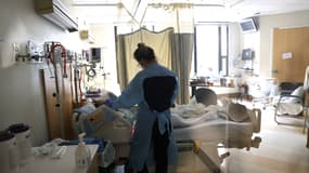 Une infirmière dans un hôpital américain avec un patient touché par le Covid-19