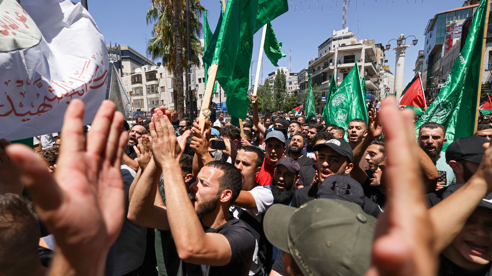 Des Palestiniens lors d'une manifestation dans les rues de la ville de Ramallah, en Cisjordanie occupée par Israël, le 31 juillet 2024, suite à l'annonce de l'assassinat du chef du Hamas.