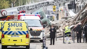 La maire de Lille Martine Aubry devant les décombres après l'effondrement de deux immeubles, le 12 novembre 2022