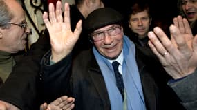 Serge Dassault entouré de militants, le 12 décembre 2010, au soir de l’élection de son ancien bras droit Jean-Pierre Bechter.