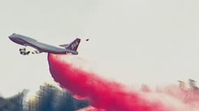 Pourquoi les avions déversent de l'eau rouge sur les incendies ?