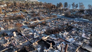 Une vue aérienne montre des maisons détruites dans l'incendie de Palisades le 27 janvier 2025, en Californie.