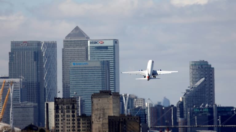 Un avion décolle de l'aéroport de Londres en mars 2020