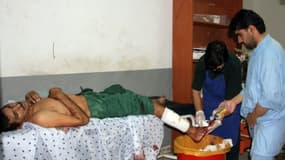 Un Afghan, blessé dans un attentat suicide à Khost, dans l'est de l'Afghanistan, est soigné dans un hôpital de la ville, le 12 juillet 2015