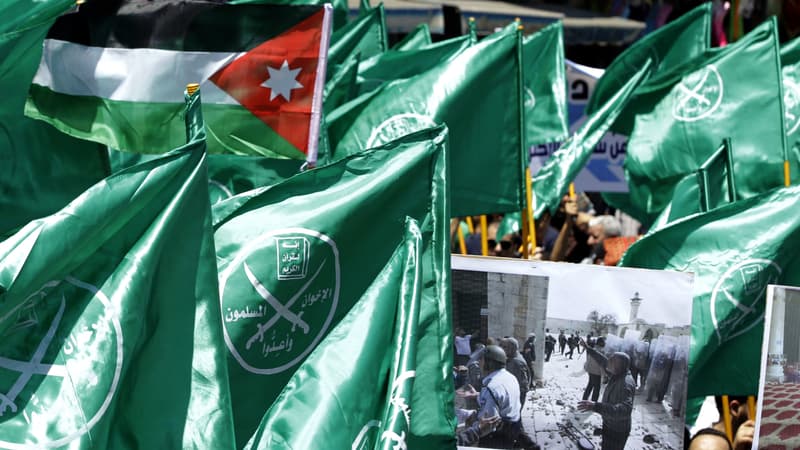 Drapeaux des Frères musulmans durant une manifestation en Jordanie. 