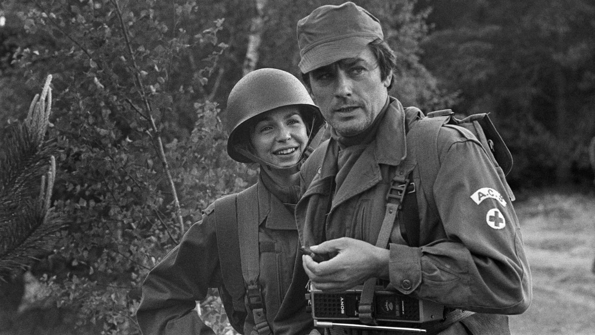 Alain Delon et Véronique Jannot sur le tournage du film Le Toubib en 1979