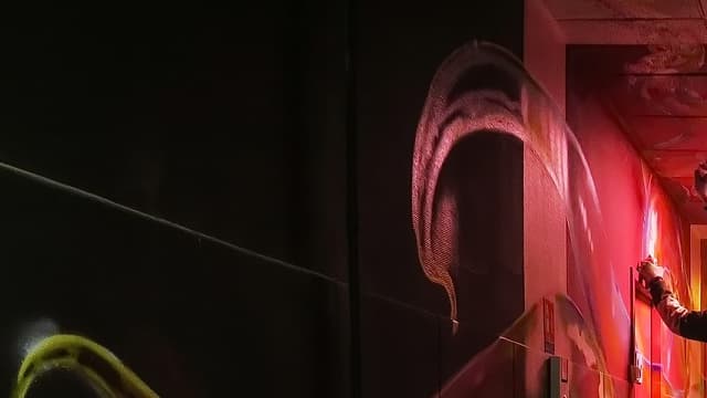 Ici, les artistes peignent, taguent, soudent et scient devant les yeux ébahis des visiteurs, peu coutumiers de ce genre de spectacle.