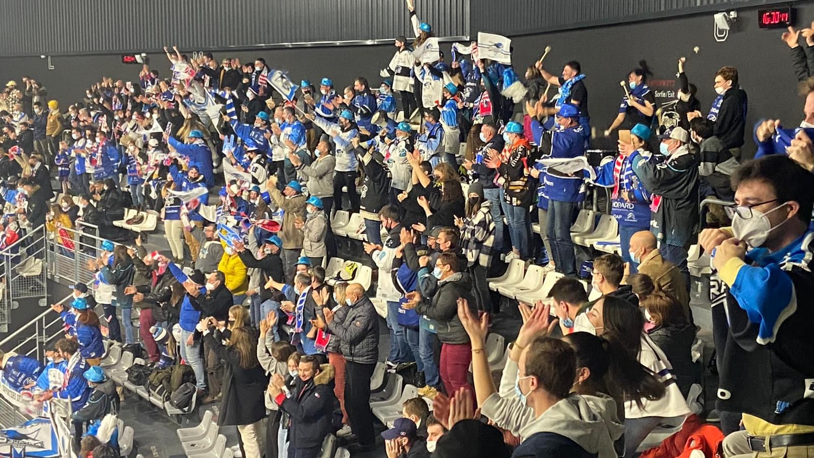 Les supporters des Rapaces ont su se faire entendre à l'Aren'Ice de Cergy. Les supporters des Rapaces ont su se faire entendre à l'Aren'Ice de Cergy.