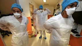 Des personnels soignants dans l'unité de soins intensifs Covid de l'hôpital universitaire de Montpellier, le 5 novembre 2021