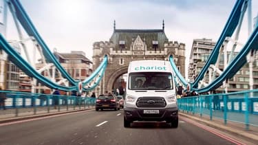Les trajets dans Londres sont opérés du lundi ou vendredi, grâce à 14 minibus, offrant chacun 14 places assises.