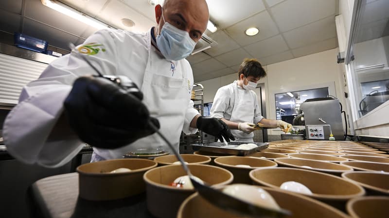 Le chef Olivier Nasti dans son restaurant "Le Chambard" à Kaysersberg, pendant le premier confinement, en avril 2020