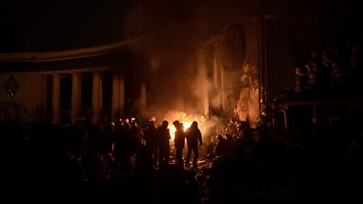 Des manifestants anti-gouvernementaux allument un feu pour se réchauffer dans une rue de Kiev le 26 janvier 2014.