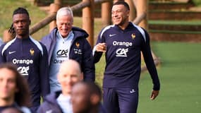 Didier Deschamps en discussion avec le capitaine de l'équipe de France Kylian Mbappé, 20 mars 2024