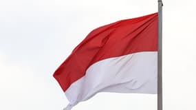 Le drapeau indonésien flotte devant une cérémonie d'accueil pour Prabowo Subianto, président de la République d'Indonésie, à la Maison du gouvernement à Bangkok, en Thaïlande, le 19 mai 2025.