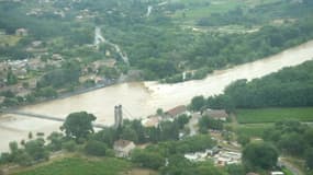 Toitures arrachées, poubelles emportées par le vent, arbres pliés, torrents furieux, les orages ont été particulièrement brutaux jeudi.
