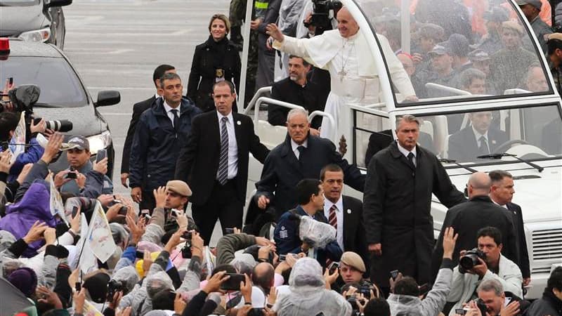 Le pape François s'est rendu mercredi à Aparecida, un sanctuaire abritant une statue en terre cuite de la Vierge considérée comme la sainte patronne du Brésil, pour y célébrer sa première messe en plein air hors d'Italie et s'employer à galvaniser la foi