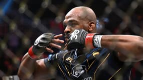 Jon Jones célèbre sa victoire contre Ciryl Gane, le 5 mars 2023