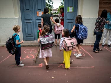 Des élèves et quelques parents devant une école primaire de Toulouse le 22 juin 2020.