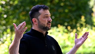 Le président ukrainien Volodymyr Zelensky tient une conférence de presse devant le palais Mariinski à Kiev, le 29 août 2025.
