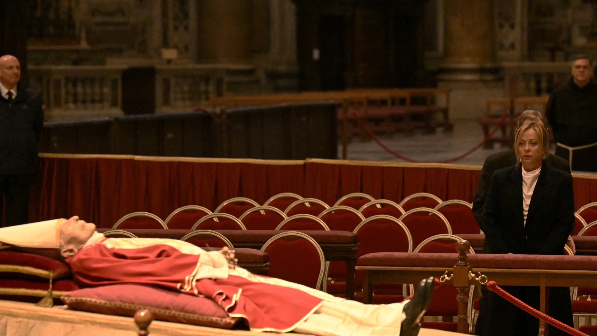 La Première ministre italienne Giorgia Meloni devant la dépouille du pape émérite Benoît XVI lundi 2 janvier.