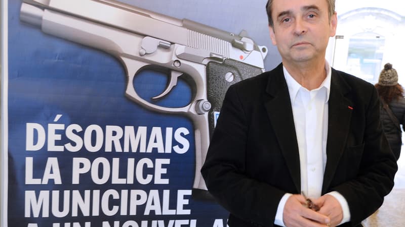 Robert Ménard devant l'affiche qui fait polémique. 