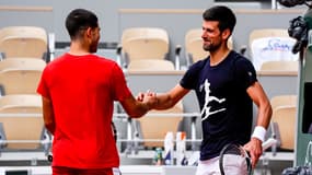 Carlos Alcaraz et Novak Djokovic à Roland-Garros, le 20 mai 2022.