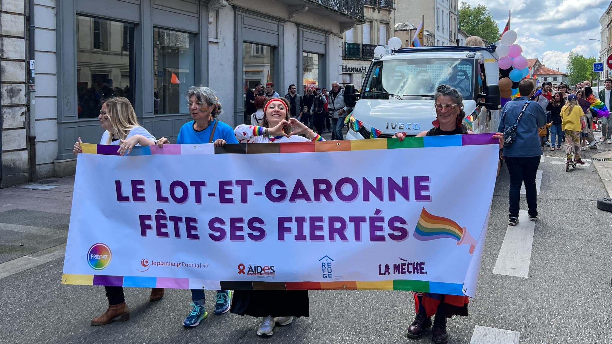 Banderole de tête lors de la première marche des fiertés d'Agen, le 13 mai 2023.