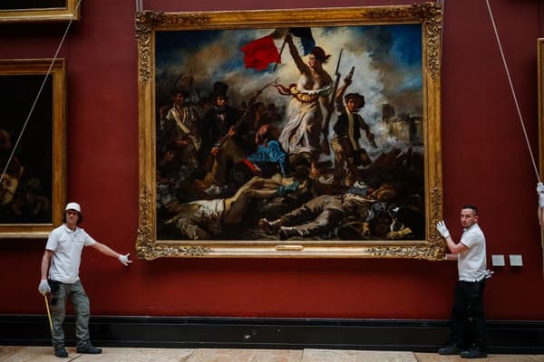La toile "La liberté guidant le peuple" après sa restauration, musée du Louvre, avril 2024