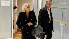 La cheffe de file du Rassemblement National (RN) Marine Le Pen et le vice-président du parti Louis Aliot, durant une suspension d'audience, lors du procès du RN le 13 novembre 2024 à Paris
