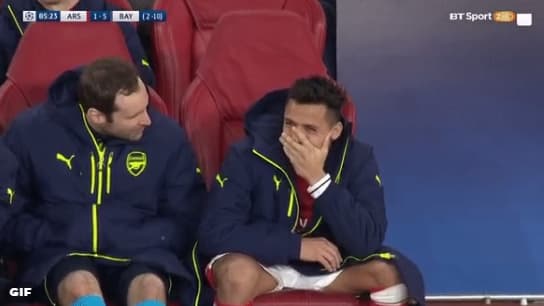 Alexis Sanchez sourit pendant Arsenal-Bayern (1-5)