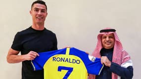 Cristiano Ronaldo prend la pose avec le maillot d'Al-Nassr