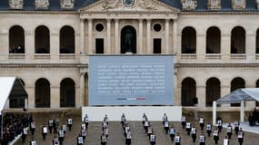 Les portraits des 42 citoyens français tués, lors d'une cérémonie d'hommage aux victimes françaises de l'attaque du Hamas contre Israël le 7 octobre, aux Invalides à Paris, le 7 février 2024.