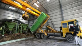 Un camion décharge des déchets humides collectés dans la ville pour la production de biogaz dans une unité de prétraitement de l'usine de bio-GNC (gaz naturel comprimé) d'Indore, le 5 mars 2022