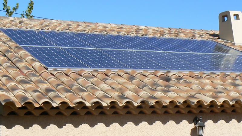 Une toiture solaire dans le Sud de la France (image d'illustration) 