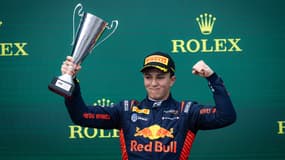 Le pilote français Isack Hadjar sur le podium lors du GP d'Australie de Formule 2, à Melbourne le 23 mars 2024