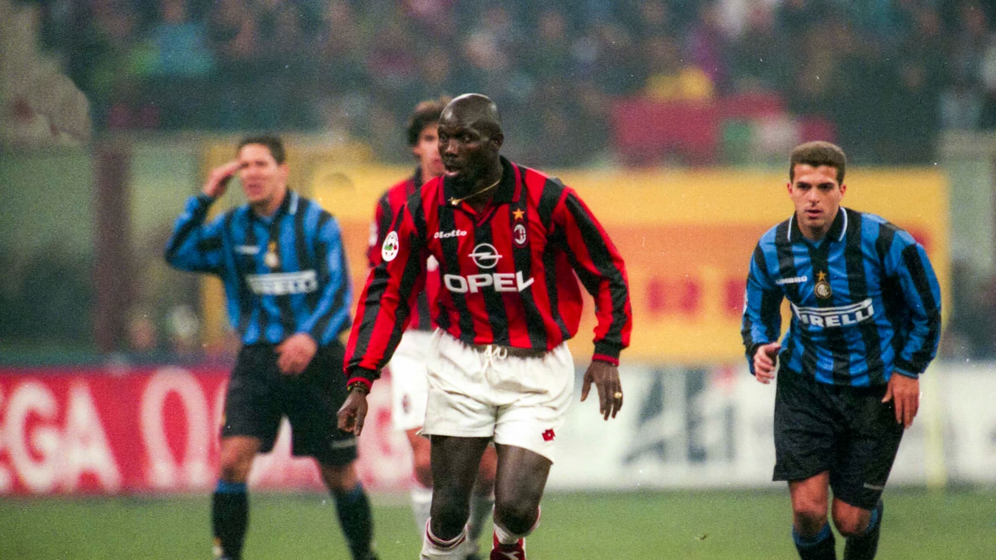 George Weah avec l'AC Milan en 1999 George Weah avec l'AC Milan en 1999