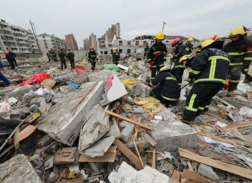 Des équipes de secours sur les lieux d'un explosion à Ningbo, dans l'est de la Chine, le 26 novembre 2017 Des équipes de secours sur les lieux d'un explosion à Ningbo, dans l'est de la Chine, le 26 novembre 2017