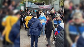 Une centaine d'élèves et de parents d'élèves manifestent devant les grilles de l’école maternelle et primaire Saint-André La Castellane à Marseille ce lundi 25 novembre.