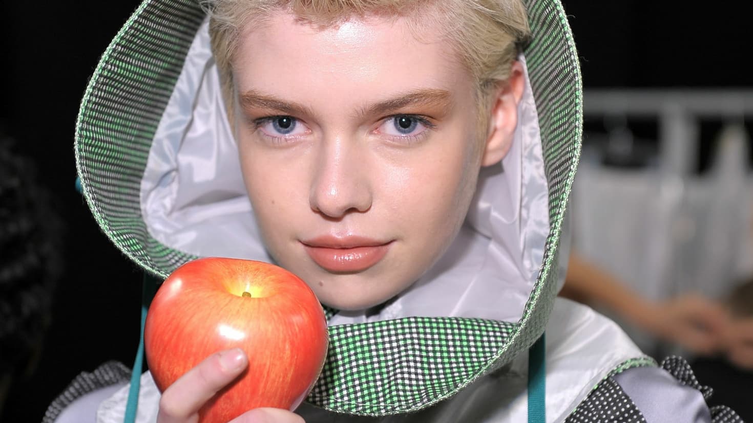 Stella Maxwell en chaperon Blanche Neige, à la Fashion Week de New York en 2010