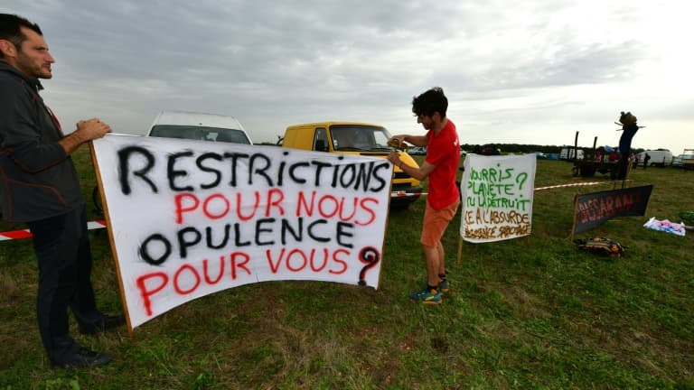 Manifestants réunis à Sainte-Soline le 29 octobre 2022 pour protester contre un projet de réserve d'eau.