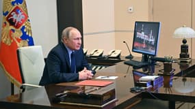 Le président russe Vladimir Poutine lors d'une réunion en visioconférence avec les membres du conseil de sécurité nationale, depuis sa résidence de Novo-Ogaryovo, près de Moscou, le 11 février 2022