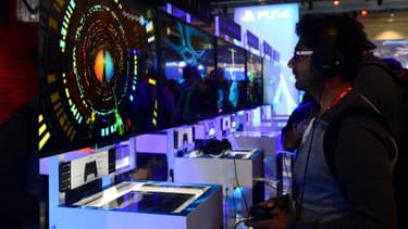 Un américain joue à la PS4 à un évènement de gamers organisé à Los Angeles.