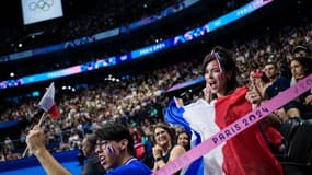 Très grosse ambiance dans le public de la Défense Arena pour supporter Léon Marchand, le 28/07/2024.