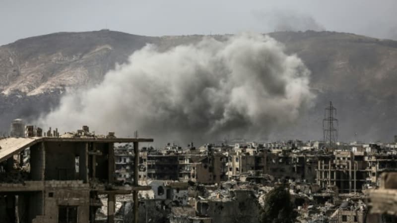 De la fumée au-dessus du quartier de Jobar après une frappe aérienne des forces syriennes contre des positions tenues par les rebelles, le 19 mars 2017 dans la partie est de Damas -