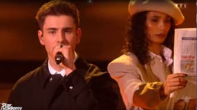 Un danseuse avec un exemplaire de Rivarol en main lors de la finale de la Star Academy le 3 février 2024