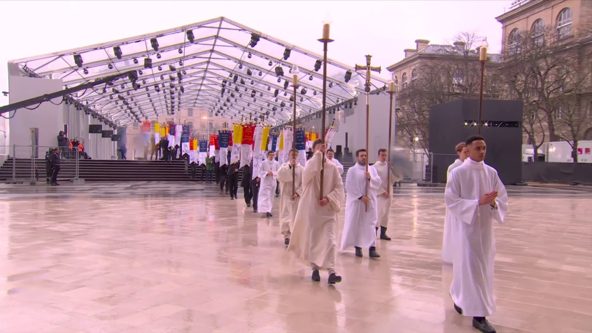La procession arrivant à Notre-Dame avec des bannières représentant les saints dimanche 8 décembre 2024. La procession arrivant à Notre-Dame avec des bannières représentant les saints dimanche 8 décembre 2024.