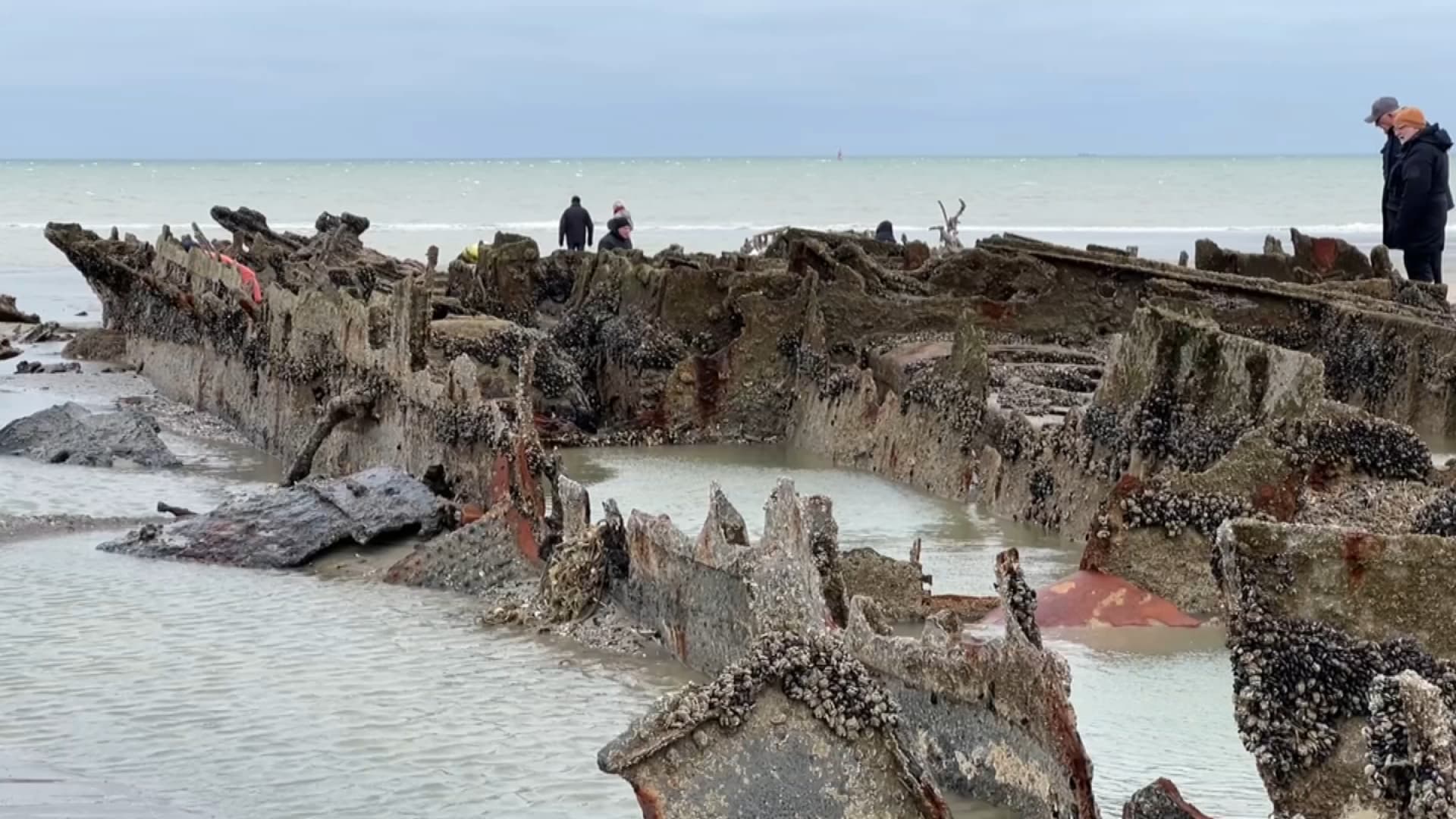 Une épave rendue visible à Zuydcoote à marée basse lors des grandes marées qui se sont terminées ce mercredi 13 mars. Une épave rendue visible à Zuydcoote à marée basse lors des grandes marées qui se sont terminées ce mercredi 13 mars.