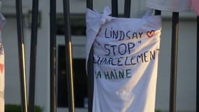 Des fleurs et messages déposés devant le collège de Lindsay, en mai 2023, après le suicide de la jeune adolescente dans le Pas-de-Calais.