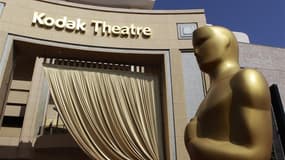 Devant le Kodak Theatre de Hollywood, en Californie, lors des derniers préparatifs de la 84e cérémonie des Oscars, samedi. Avec dix nominations, "The Artist", film hommage au cinéma muet d'Hollywood de Michel Hazanavicius, figure parmi les favoris de la 8