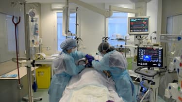 Un malade du Covid est pris en charge à l'unité des urgences à l'hôpital Nord de Marseille le 2 février 2021